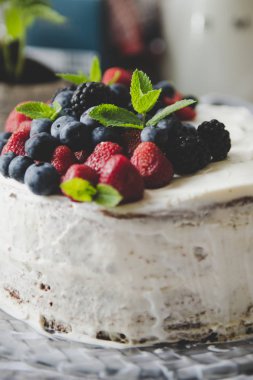 Güzel beyaz krem peynirli pasta ve farklı yaz meyveleri 