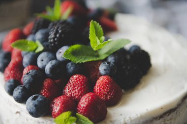 Güzel beyaz krem peynirli pasta ve farklı yaz meyveleri 