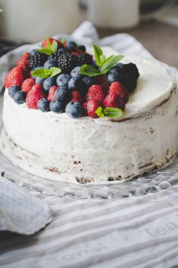 Güzel beyaz krem peynirli pasta ve farklı yaz meyveleri 