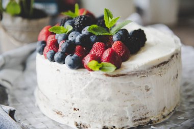 Güzel beyaz krem peynirli pasta ve farklı yaz meyveleri 