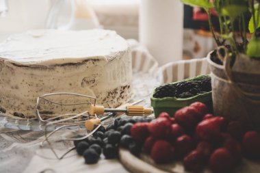 Güzel beyaz krem peynirli pasta ve farklı yaz meyveleri 