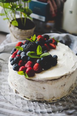Güzel beyaz krem peynirli pasta ve farklı yaz meyveleri 