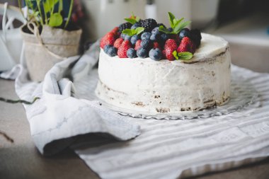 Güzel beyaz krem peynirli pasta ve farklı yaz meyveleri 