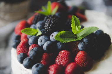 Güzel beyaz krem peynirli pasta ve farklı yaz meyveleri 