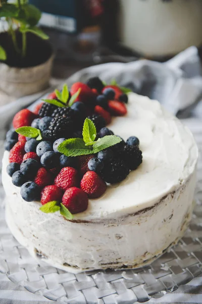 Красивий білий сирний торт з різними літніми ягодами — стокове фото
