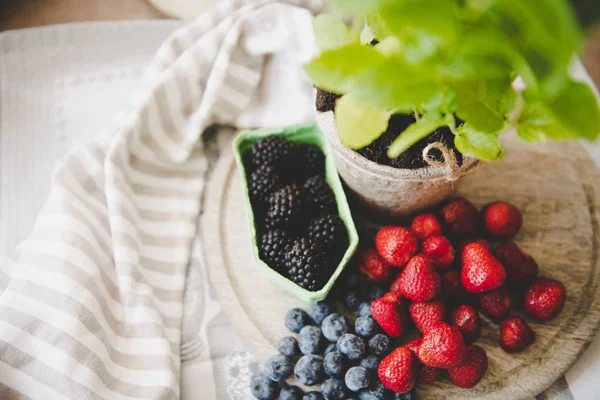 Verse aardbei Blueberry en BlackBerry op houten bureau — Stockfoto