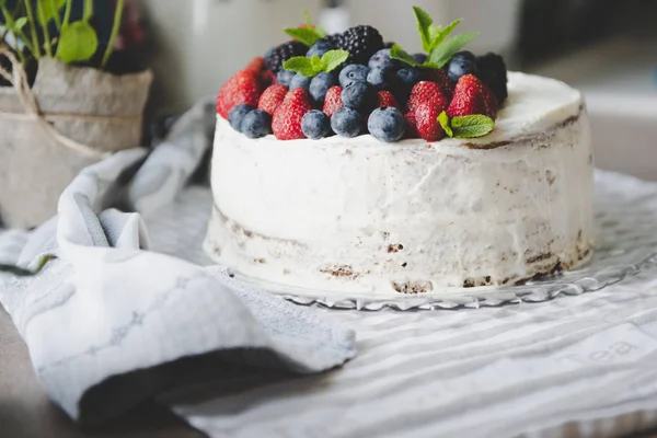 Piękne białe ciasto serowe z różnymi jagodami latem — Zdjęcie stockowe
