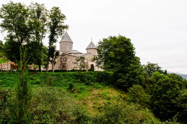 Bela vista para um antigo mosteiro arménio em dilijan — Fotografia de Stock
