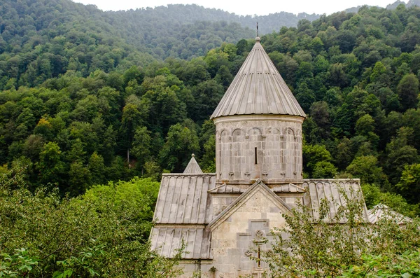 Hermosa vista a un antiguo monasterio armenio en dilijan — Foto de Stock