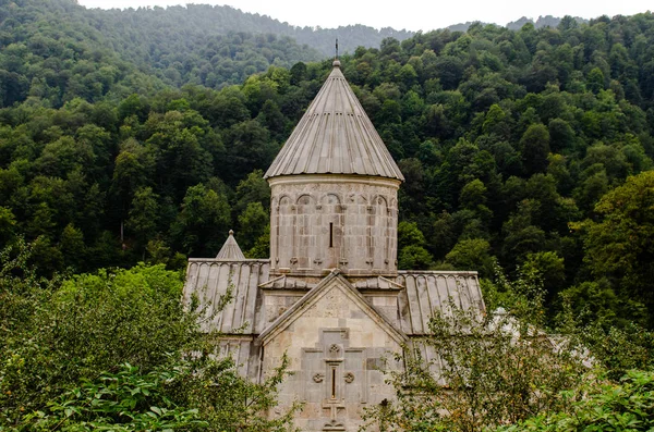 Bela vista para um antigo mosteiro arménio em dilijan — Fotografia de Stock