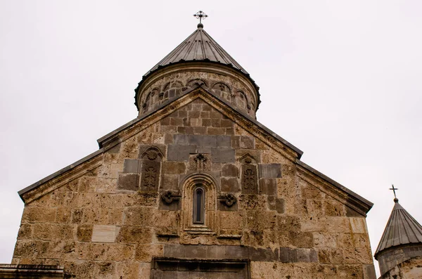 Schöner blick auf ein altes armenisches kloster in dilijan — Stockfoto