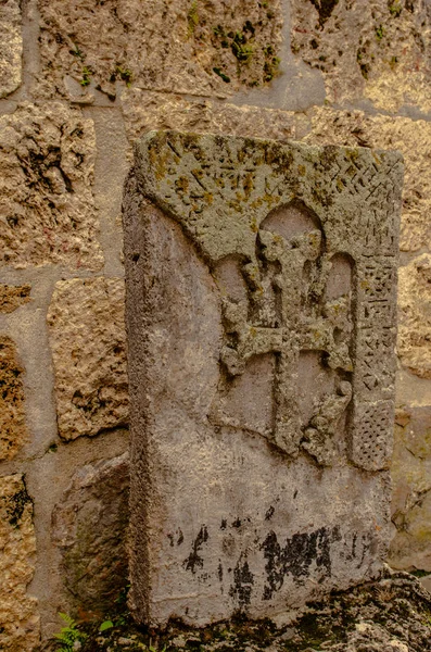 Velho Khachkar arménio na igreja — Fotografia de Stock