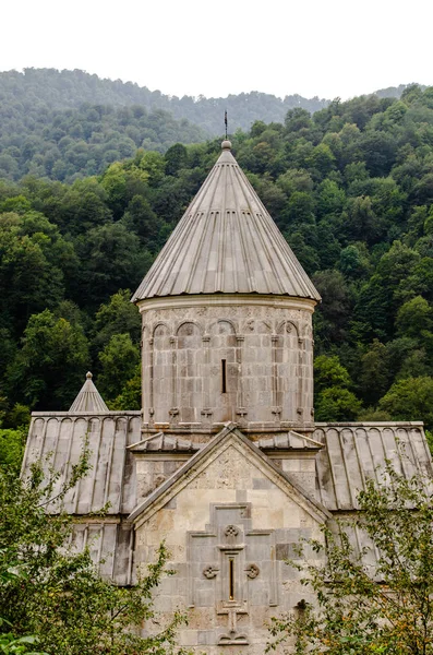 Bela vista para um antigo mosteiro arménio em dilijan — Fotografia de Stock