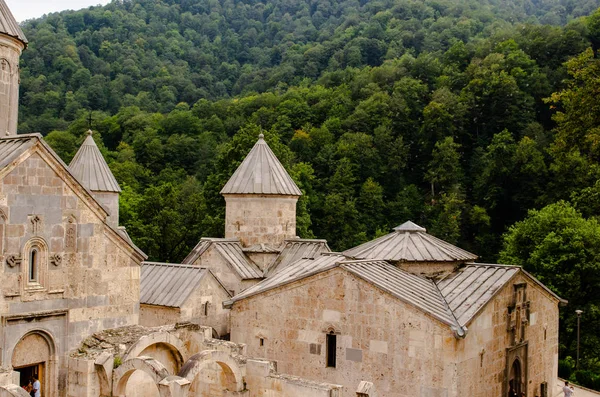 Bela vista para um antigo mosteiro arménio em dilijan — Fotografia de Stock