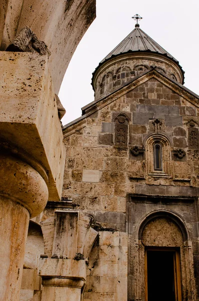 Bela vista para um antigo mosteiro arménio em dilijan — Fotografia de Stock