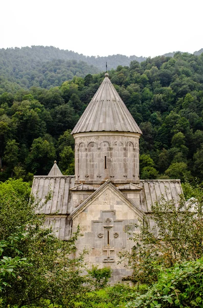 Bela vista para um antigo mosteiro arménio em dilijan — Fotografia de Stock