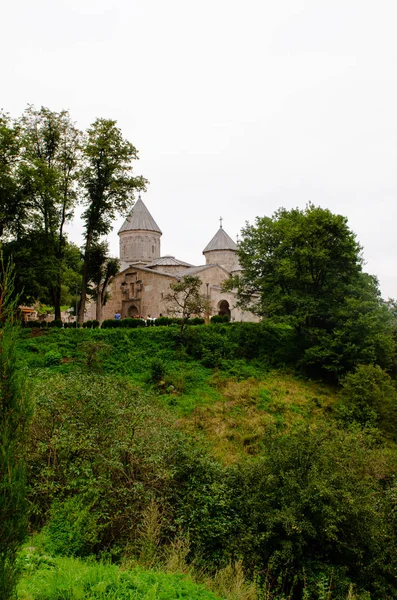 Prachtig uitzicht op een oud Armeens klooster in dilijan — Stockfoto