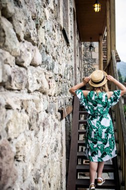 Genç kadın güzel eski Ermeni evde poz ve görünümlü f