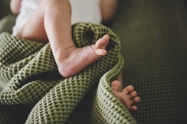 Małe nogi niemowlęcia i nogi z bliska — Zdjęcie stockowe