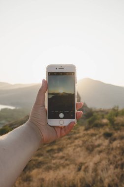 Genç kadın Sevan Ermenistan'da fotoğraf çekiyor 