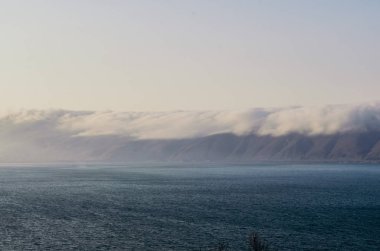 Gün batımında Ermenistan'da Sevan gölü 