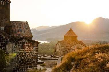gün batımı sırasında Sevan eski Sevanvanq manastır, Ermenistan