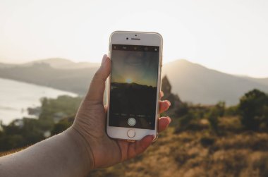 Genç kadın Sevan Ermenistan'da fotoğraf çekiyor 