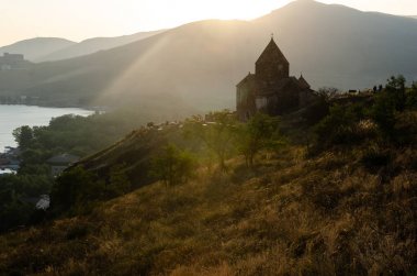 gün batımı sırasında Sevan eski Sevanvanq manastır, Ermenistan