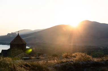 gün batımı sırasında Sevan eski Sevanvanq manastır, Ermenistan