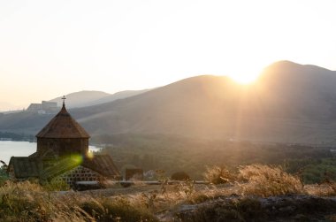 gün batımı sırasında Sevan eski Sevanvanq manastır, Ermenistan