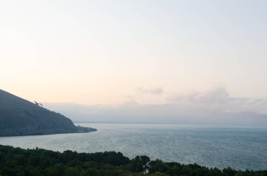 Gün batımında Ermenistan'da Sevan gölü 