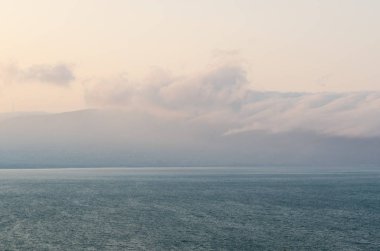 Gün batımında Ermenistan'da Sevan gölü 