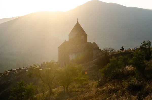 Velho mosteiro de Sevanavanq em Sevan, Armênia, enquanto o pôr do sol — Fotografia de Stock