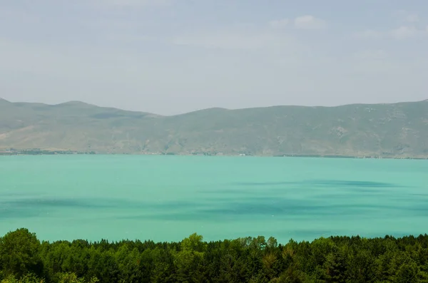 Όμορφη θέα στη λίμνη και τα βουνά στην Sevan πόλη Αρμενία — Φωτογραφία Αρχείου