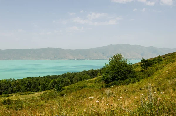 Hermosa vista al lago y las montañas en la ciudad de Sevan Armenia — Foto de Stock