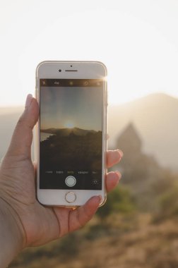 25 Ağustos 2018 - Sevan Ermenistan: Ip ile fotoğraf çeken genç kadın