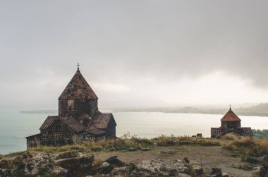 Sevan Ermenistan'da yağmurlu hava eserken Eski Sevanavanq manastırı 