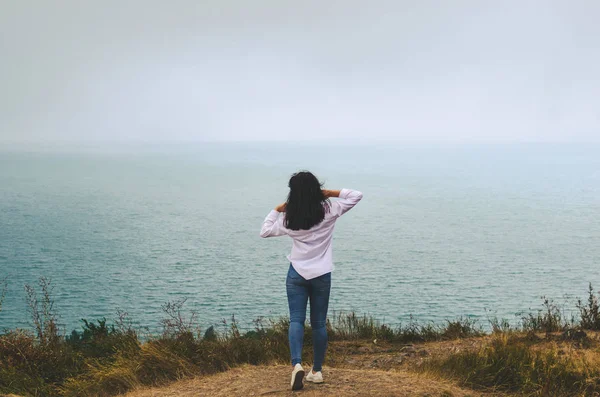 Jeune femme décontractée Voyage en t-shirt blanc et jeans posant n — Photo