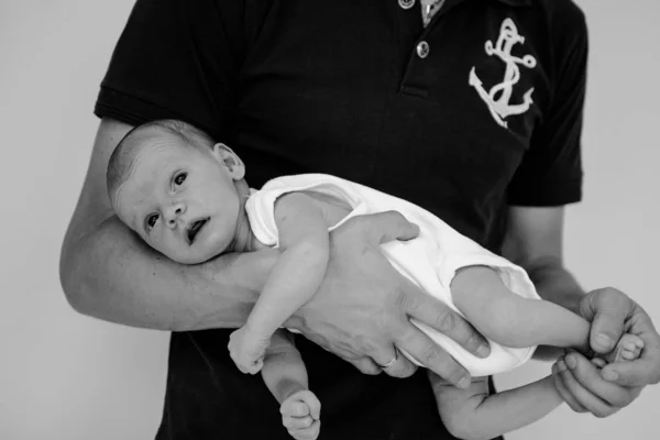 Emotionellt nyfödda barn i förälder händer — Stockfoto