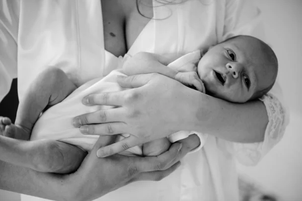 Criança recém-nascida emocional nas mãos dos pais — Fotografia de Stock