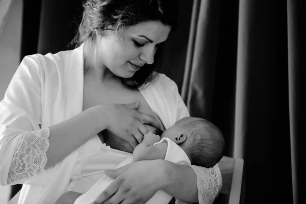 Young woman breastfeeding her infant child — Stock Photo, Image