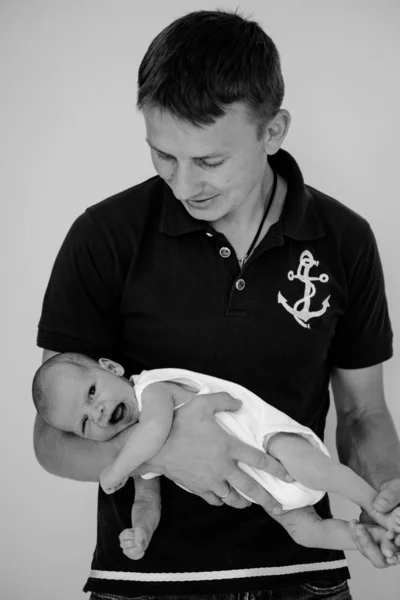 Ung man som innehar nyfödda Kid i händerna — Stockfoto