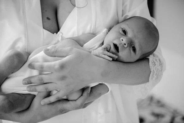 Niño recién nacido emocional en manos de los padres —  Fotos de Stock