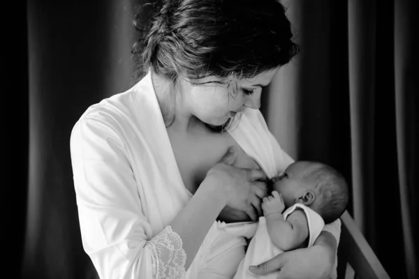 Jeune femme qui allaite son bébé — Photo