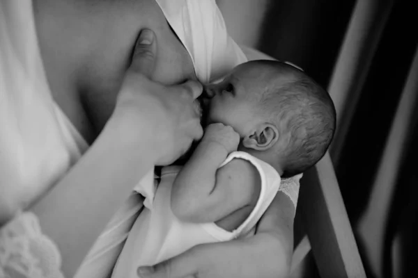 Mujer joven amamantando a su bebé —  Fotos de Stock