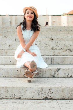 beyaz elbise li samimi kadın oturan, sokak stili 