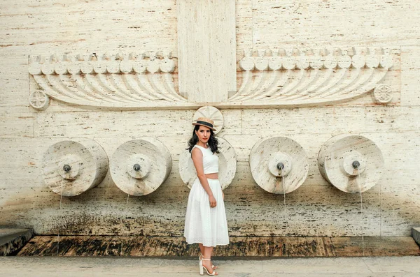 Jovem bela mulher franca em vestido branco, estilo de rua — Fotografia de Stock