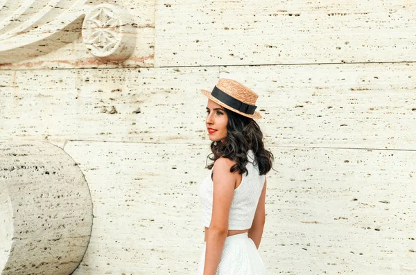 Jovem bela mulher franca em vestido branco, estilo de rua — Fotografia de Stock