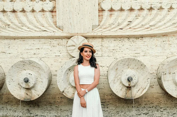 Jovem bela mulher franca em vestido branco, estilo de rua — Fotografia de Stock