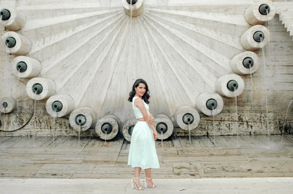 Jovem mulher de vestido branco fora posando e sorrindo — Fotografia de Stock